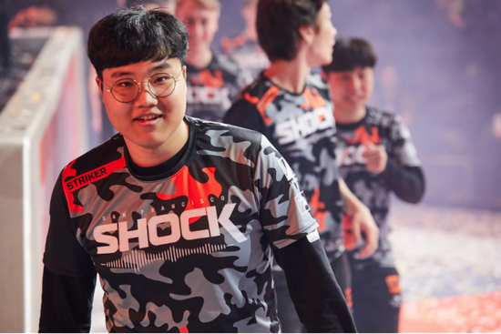 英雄联盟S15全球总决赛半决赛TES对T1精彩战报